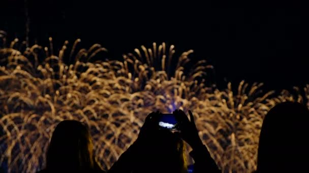 As pessoas disparam fogos de artifício ao telefone — Vídeo de Stock