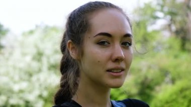 Güzel bir genç kız, ağır çekim portresi. Avrupa modeli kadın model gözleri ile flört kamerada poz.