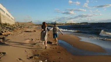 Sevgi dolu iki gün batımında denize çalışır. Birbirimize karşı sahilde oynarken Avrupa adam ve kadın Çift