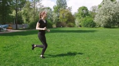 Uzun örgüler çevresinde çalışan park, sağlıklı bir yaşam tarzı ile güzel genç kız. Avrupa kadın trenler parkta, ağır çekim