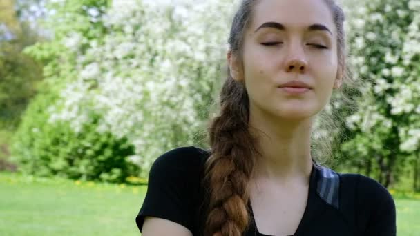 Retrato de una mujer sexy con una larga trenza en la naturaleza, cámara de movimiento. Chica atractiva posando en cámara, cámara lenta — Vídeo de stock