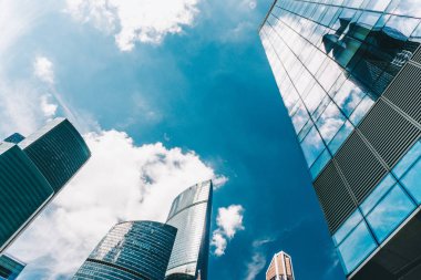 Gökdelen iş merkezi. Bulutlar modern cam dış bina yansıtılır
