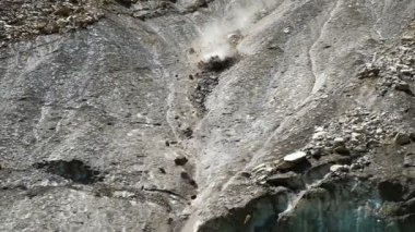 Ağır çekim kaya düşmesi dağlarda kapatın. Erime buzul taşlar topaklar düşmek