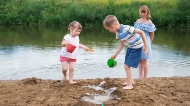 Yaz aylarında nehir küçük çocuk oyun, bir kız ve bir erkek bir akışı inşa ediyoruz. Anne Bebek sonra yürüyüş sırasında görünüyor.