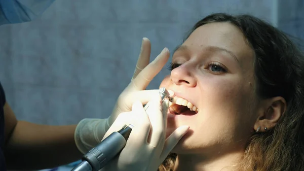 Fogorvos fényezők, és tisztítja a fogakat tartó rendszer telepítése előtt. Látogatás a fogorvos — Stock Fotó