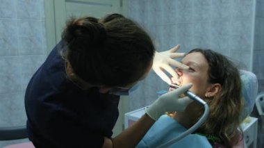 Doktor tedavi tamamlar. Dişçiye ziyaret edin. Diş hekimi biler ve anten sistemi yüklemeden önce dişleri temizler.