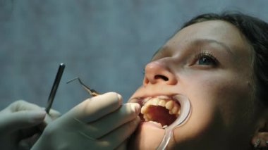 Kadın tedavi diş bir ortodontik fiksatör ile ağzına kadar yakın. Dişçiye ziyaret