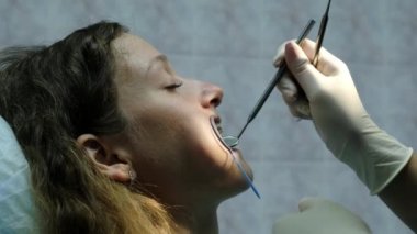 Dişçiye ziyaret edin. Ortodontist Doktor setleri demir diş telleri için genç bir kadın kadar yakın çekim