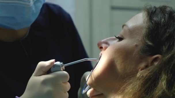 Stomatologist droogt de tanden voordat u installeert de beugel systeem close-up. Bezoek aan de tandarts orthodontist — Stockvideo