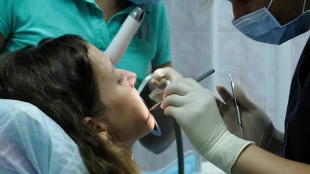 Bezoek aan de tandarts. Overleg met de orthodontist, de installatie van bretels. — Stockvideo