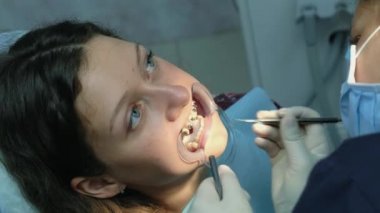 Diş hekimine, anten sistemi kurulumu ve maloklüzyon, üstten görünüm düzeltme ziyaret edin. Ortodontist kurulan dirsek yakın çekim düzeltir.