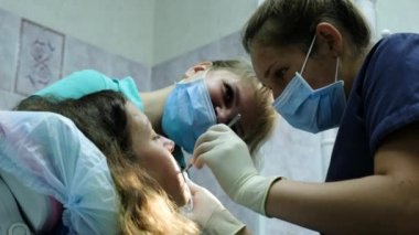 Dişçiye ziyaret edin. Ortodontist, diş telleri kurulumu ve yanlış bir tıkanıklığı düzeltilmesi ile istişare. Asistan doktor görüşmeleri.