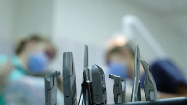 Visita al dentista. Consulta con el ortodoncista, instalación de aparatos ortopédicos. Asistente ayuda al médico — Vídeos de Stock