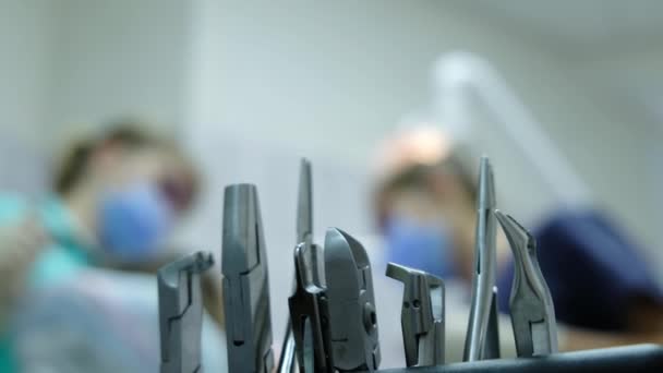 Visita dal dentista. Consultazione con l'ortodontista, l'installazione di apparecchi. Assistente aiuta il medico — Video Stock