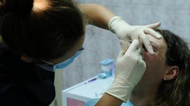 Diş hekimine, köşeli ayraç sisteminin kurulumu ziyaret edin. Ortodontist metal bir ortodontik kemer kurar ve aşırı forseps ile ısırıkları