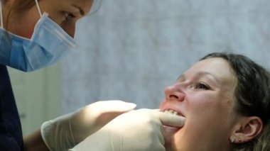 Diş hekimine, diş telleri kurulumu. Ortodontist kümeleri metal ortodontik pense Kemer gerginlik ayarlama kaşlı ayraçlar