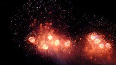Havai fişek, parlak renkli piroteknik ve lazer show. Salute final şenlikte