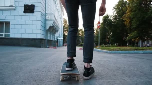 El hombre hace en un monopatín un truco kickflip y falla de cerca, cámara lenta — Vídeo de stock