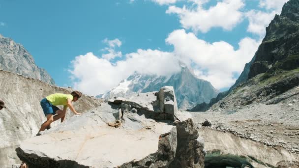 Rodinný pár turistů v mountain trek vylézt na vrchol kamene a zvedněte ruce nahoru, líbat a užijte si stoupání. Pojetí lásky, úspěchu a cíl dosažení — Stock video