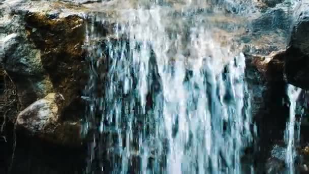 Bergbeek stroomt naar beneden van de steen, een kleine waterval en spatten — Stockvideo