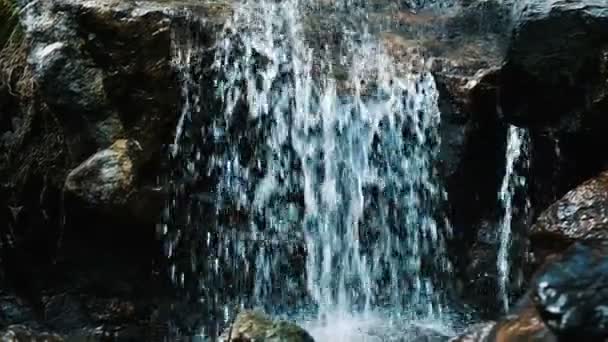 Mountain stream stromen naar beneden op de rotsen, spatten van een kleine waterval. Slow motion — Stockvideo