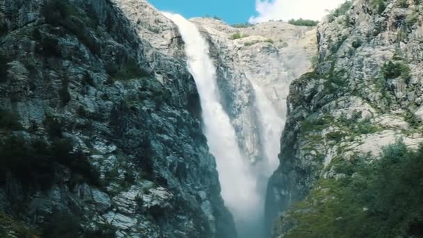 Riesiger Wasserfall in den Bergen, ein mächtiger Wasserstrom fällt von der Klippe, Zeitlupe — Stockvideo