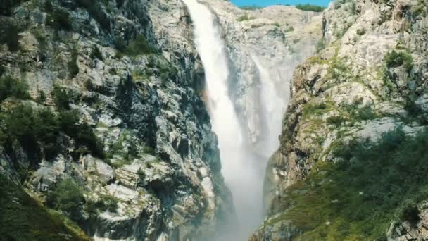 Riesiger Wasserfall in den Bergen, ein mächtiger Wasserstrom fällt von der Klippe. — Stockvideo