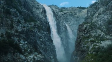 Büyük Şelale dağlarda su güçlü bir akışı kayalardan yavaş düşer.