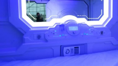 Sleepbox neon ışıkları, havaalanında, iç görünüm içinde uyumak için uzay kapsülü