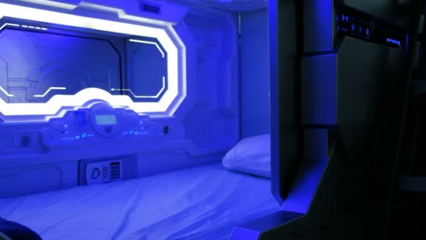 Nowoczesne sleepbox z neonów, kosmiczną kapsułę za spanie na lotnisku, przegląd przez otwarte drzwi — Wideo stockowe