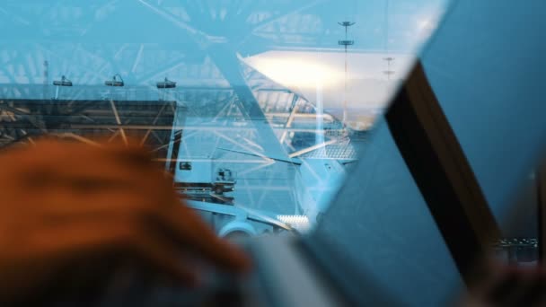Freiberuflerin druckt auf einer Laptop-Tastatur in Großaufnahme und wartet im Wartezimmer auf ein Flugzeug, das auf dem Flughafen landet. Schwebender Fokus — Stockvideo
