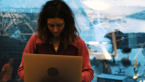 Freelancer Mulher Está Digitando Laptop Pela Janela Aeroporto Fundo Avião — Vídeo de Stock