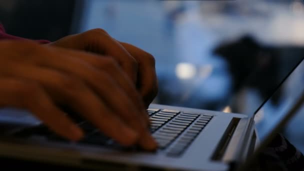 Manos de mujer escribiendo en el teclado en el portátil por la ventana en el aeropuerto en el fondo del avión, enfoque flotante — Vídeo de stock