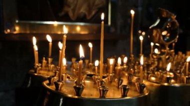 Mum yakmak ve Ortodoks antik tapınak buhurdan kum üzerinde durmak