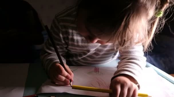 Malá holčička naučí kreslit s tužky na papíře, zpomalené — Stock video