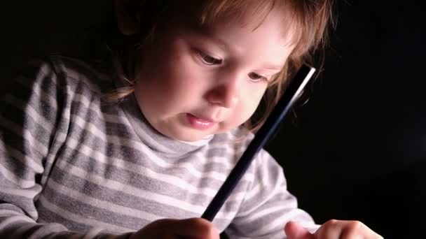 Küçük kız çocuk kağıda, ağır çekim bir kalemle çizmeye öğrenir — Stok video