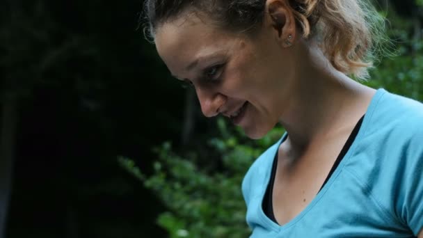 Retrato de una freelancer sonriente usando un portátil y escribiendo en la naturaleza de cerca, movimiento de la cámara . — Vídeo de stock