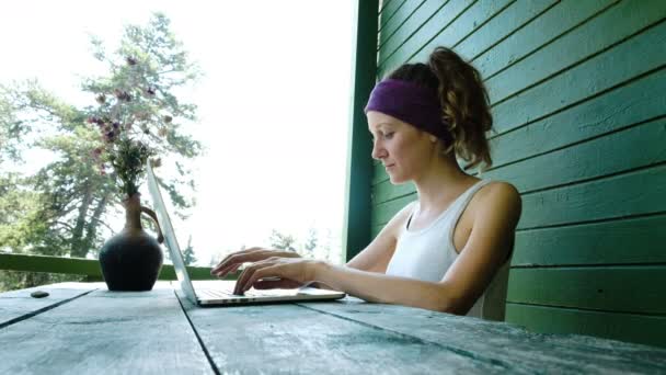 Joven Mujer Negocios Turista Freelancer Escribiendo Portátil Verano Aire Libre — Vídeos de Stock