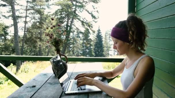 Biznes kobieta turystycznych freelancer pisania na laptopa w lato na zewnątrz centrum rekreacji — Wideo stockowe