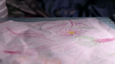 Bir parça kağıt, çocuk boyama çiçek atar bir kalem - ana sayfa eğitim