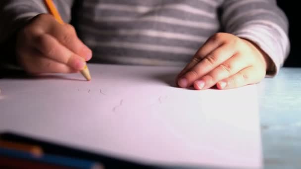 Petit enfant dessine un crayon jaune sur une feuille de papier, gros plan — Video