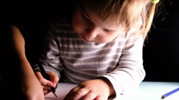Małe dzieci przedszkolaków zetknąć ze sobą, dziecko dziewczyna pilnie rysuje ołówkiem, zbliżenie — Wideo stockowe