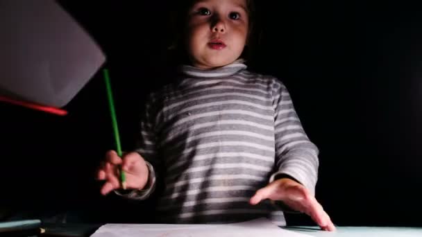 Дитяча дівчинка малює олівцем і показує малюнок крупним планом — стокове відео