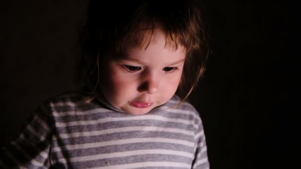 Niña con emociones muestra una hoja de papel, cámara lenta — Vídeos de Stock