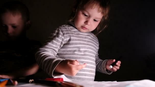 Kleines Mädchen mit Emotionen zeichnet einen Finger auf ein Blatt Papier, Zeitlupe. — Stockvideo