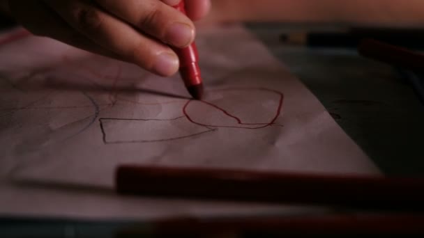 Ребенок рисует, ребенок рисует красный маркер на листе бумаги, крупным планом — стоковое видео