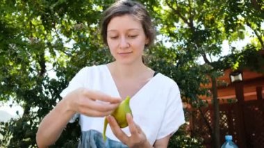 Kadın soyma açın ve incir parkta yaz aylarında yiyor..