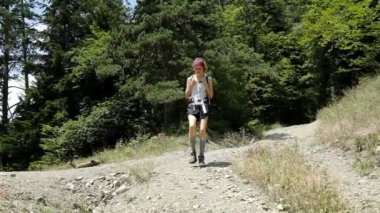 Yorgun kadın turist iner ve kamp, yavaş hareket verir