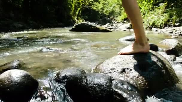 Kadın bir mayo içinde bir taş ve bir dağ soğuk nehir sıçramasına su oturur — Stok video