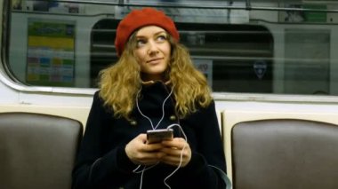 Kulaklık güzel bir kadınla telefonda metroda kullanır.